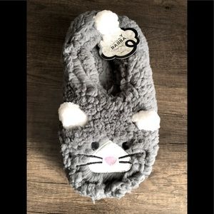 FuzzyBabba. size 8. (NEW). grey / white.